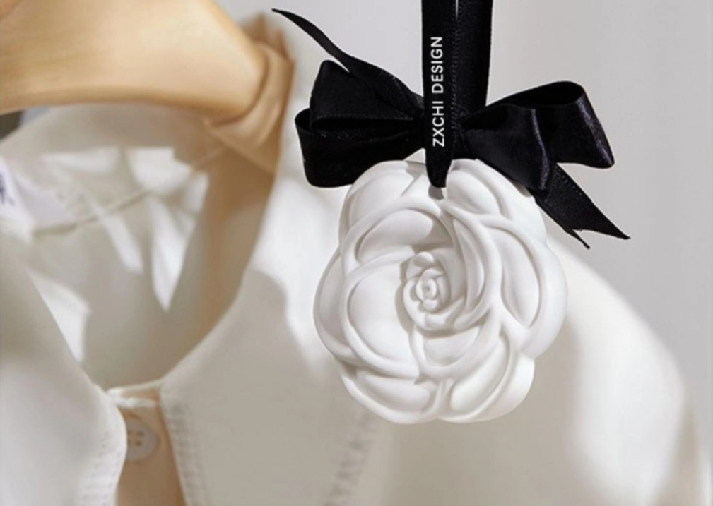 Diffuseur parfumé suspendu en forme de fleur. 🤍